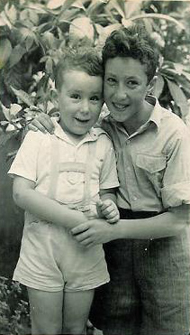 יוני (מימין) ואחיו הצעיר יאיר (משמאל)