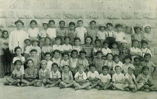 יוני (בשורה העליונה שישי מימין) בכיתה א בבית הספר תחכמוני בירושלים, 1942