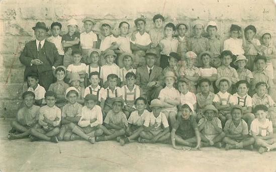 יוני (בשורה העליונה שני מימין) בכיתה ב בבית הספר תחכמוני בירושלים, 1943