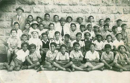 יוני (בשורה האחת לפני אחרונה ראשון משמאל) בכיתה ד בבית הספר תחכמוני בירושלים, 1945