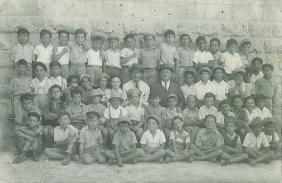 יוני (בשורה האחת לפני האחרונה רביעי מימין) בכיתה ג בבית הספר תחכמוני בירושלים, 1944