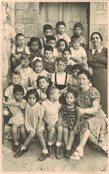 יוני (בשורה הראשונה באמצע) בגן הילדים של חסיה סוקניק בירושלים, 1941