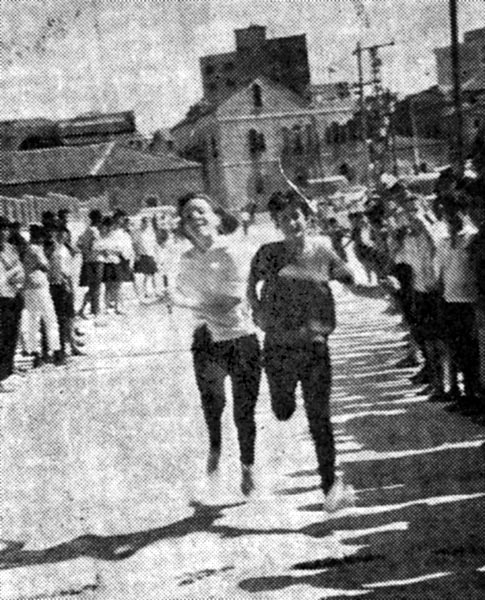 אילנה (משמאל) בתחרות ריצה