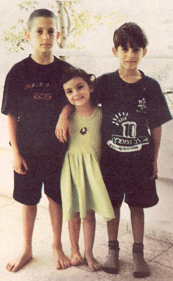 תומר (מימין) עם אחותו עדי ואחיו אורן